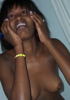 Сексуальная негритянка ласкает киску на белоснежных простынях 13 фотография