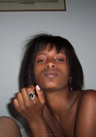 Сексуальная негритянка ласкает киску на белоснежных простынях 11 фото