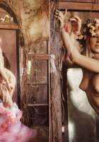 Милая блондинка работает моделью в эротическом журнале 10 фото