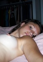 Джесси мастурбирует самотыком лежа на спине 2 фотография