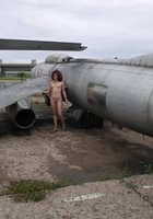 Голая телка шалит на старом аэродроме 6 фото