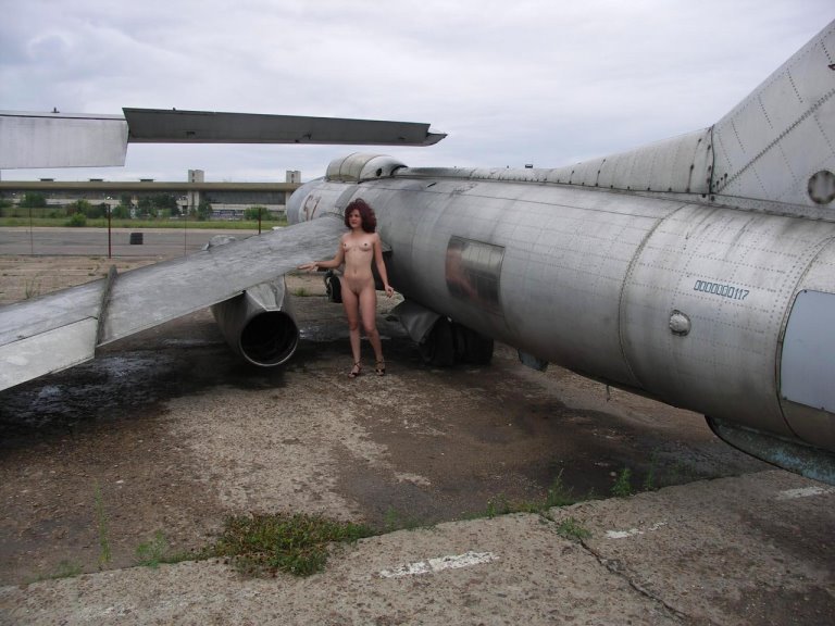 Голая телка шалит на старом аэродроме 6 фотография