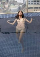 Нуди посетила Бангкокский бассейн без купальника 13 фотография