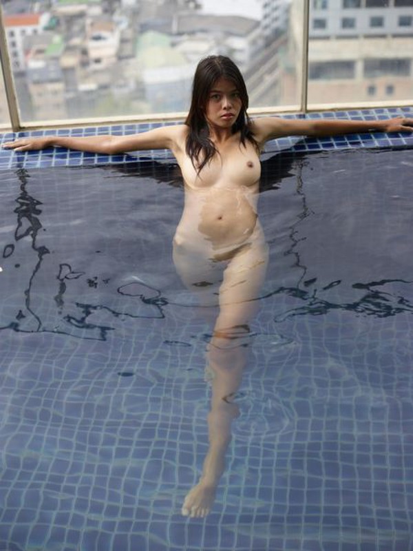 Нуди посетила Бангкокский бассейн без купальника 5 фотография