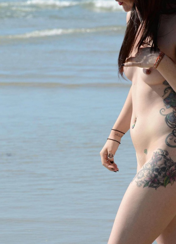 Татуированная нудистка пришла на море 18 фотография