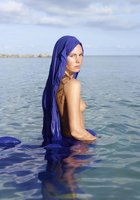 Теа купается в море в синей накидке 7 фотография