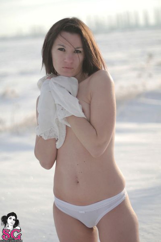 Бэйба присела на снег голой задницей 39 фотография