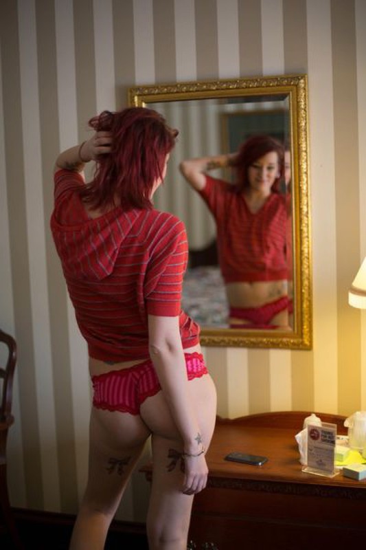 Рыжая развратница устроила сексуальный показ в загородном доме 9 фотография