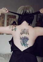 Татуированная грешница хвастается нагим телом в просторной комнате 3 фотография