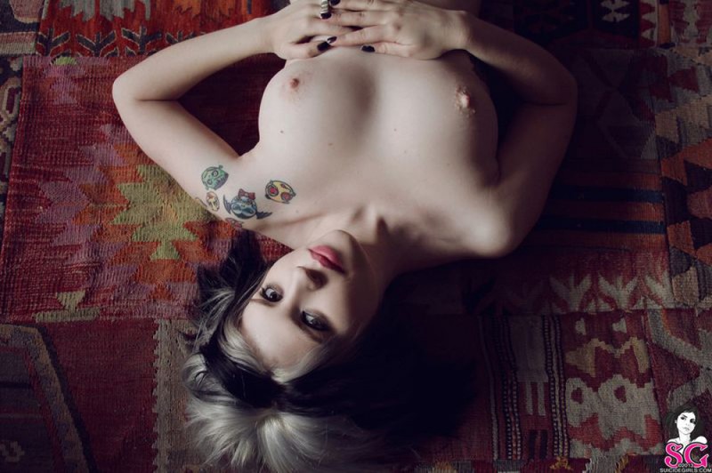 Татуированная грешница хвастается нагим телом в просторной комнате 1 фотография