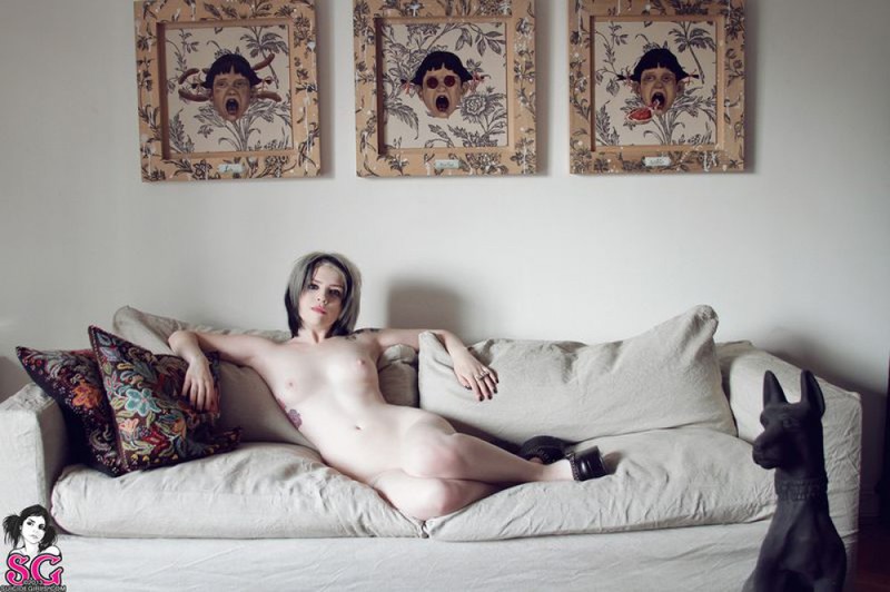 Татуированная грешница хвастается нагим телом в просторной комнате 13 фотография