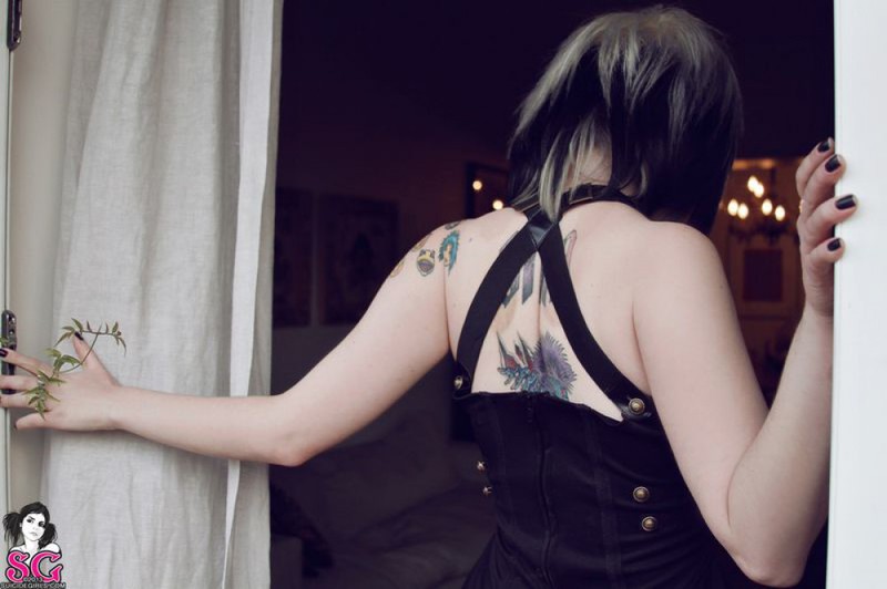Татуированная грешница хвастается нагим телом в просторной комнате 2 фотография