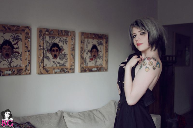 Татуированная грешница хвастается нагим телом в просторной комнате 16 фотография