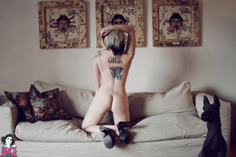 Татуированная грешница хвастается нагим телом в просторной комнате 23 фотография