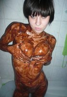 Молоденькая женушка намазала все тело шоколадом перед купанием 11 фото