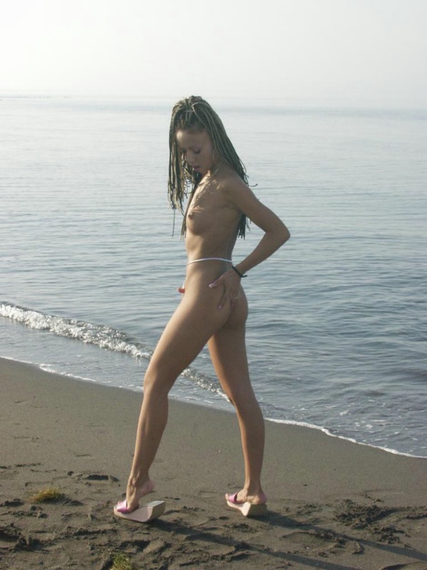 Отличная девка показала задницу на пляже 8 фотография