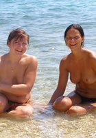 Две полуголые подруги сидят поками в воде 7 фото