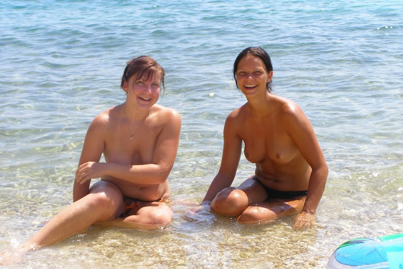 Две полуголые подруги сидят поками в воде 7 фотография