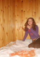 Голубоглазая леди позирует голая на кровати 1 фото