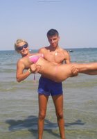 Сексуальная каштанка собралась с блондинкой на пляж 14 фотография
