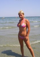 Сексуальная каштанка собралась с блондинкой на пляж 8 фотография