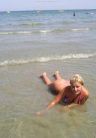 Сексуальная каштанка собралась с блондинкой на пляж 9 фотография