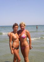 Сексуальная каштанка собралась с блондинкой на пляж 10 фотография
