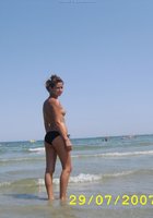 Сексуальная каштанка собралась с блондинкой на пляж 20 фотография