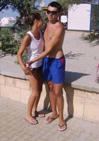 Сексуальная каштанка собралась с блондинкой на пляж 27 фотография