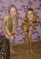 Молоденькие лесбиянки сняли трусики и остались голыми 4 фото