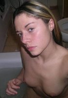 Молоденькая мастурбирует после ванной свою розовую письку 7 фотография
