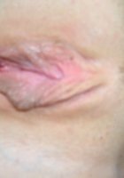 Молоденькая мастурбирует после ванной свою розовую письку 17 фотография