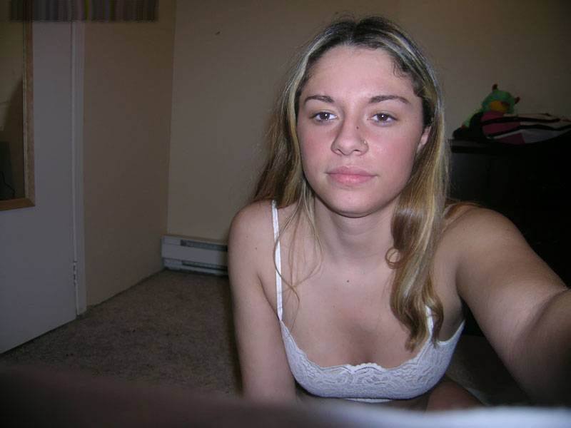 Молоденькая мастурбирует после ванной свою розовую письку 13 фотография