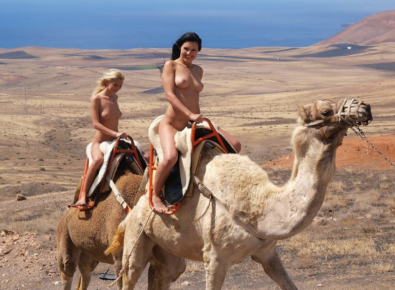 Две заводные подружки голышом покоряют пустыню 11 фотография
