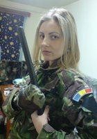 Военная девка сняла униформу и принялась примерять белье 5 фото