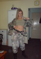 Военная девка сняла униформу и принялась примерять белье 7 фотография