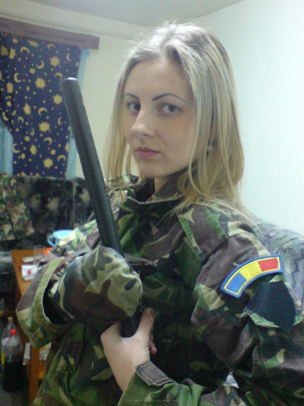 Военная девка сняла униформу и принялась примерять белье 5 фотография