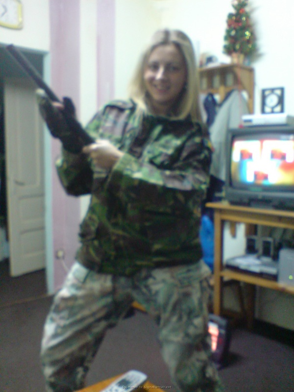 Военная девка сняла униформу и принялась примерять белье 4 фотография