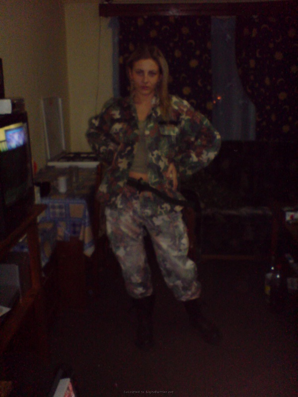 Военная девка сняла униформу и принялась примерять белье 8 фотография
