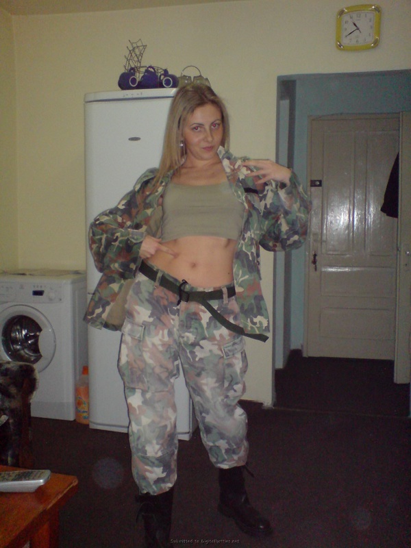 Военная девка сняла униформу и принялась примерять белье 7 фотография