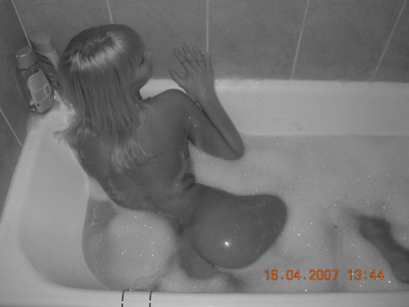 Блондинка в ванной позирует не смывая с себя пену 14 фотография
