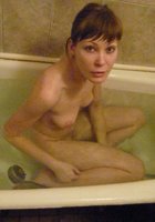 Молоденькая шалашовка вытирает прелести полотенцем после ванной 9 фотография