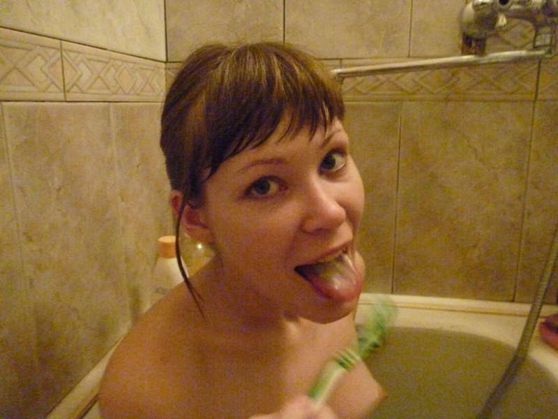 Молоденькая шалашовка вытирает прелести полотенцем после ванной 12 фотография