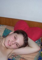 Молоденькая мастурбирует упав на кровать без трусиков 8 фото