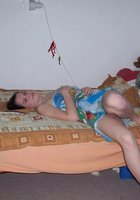Молоденькая мастурбирует упав на кровать без трусиков 12 фотография