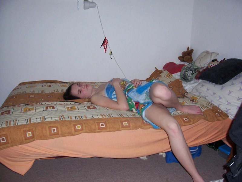 Молоденькая мастурбирует упав на кровать без трусиков 12 фотография