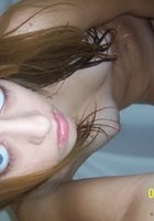 Голубоглазая особа мастурбирует сидя в ванне 1 фото