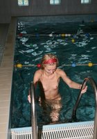 Обнаженные красавицы купаются в бассейне 2 фото
