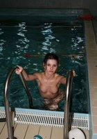 Обнаженные красавицы купаются в бассейне 13 фото