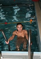 Обнаженные красавицы купаются в бассейне 4 фото